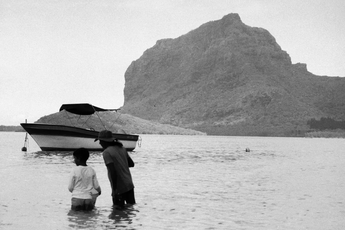 Bateau de l'école devant la montagne du Morne, île Maurice