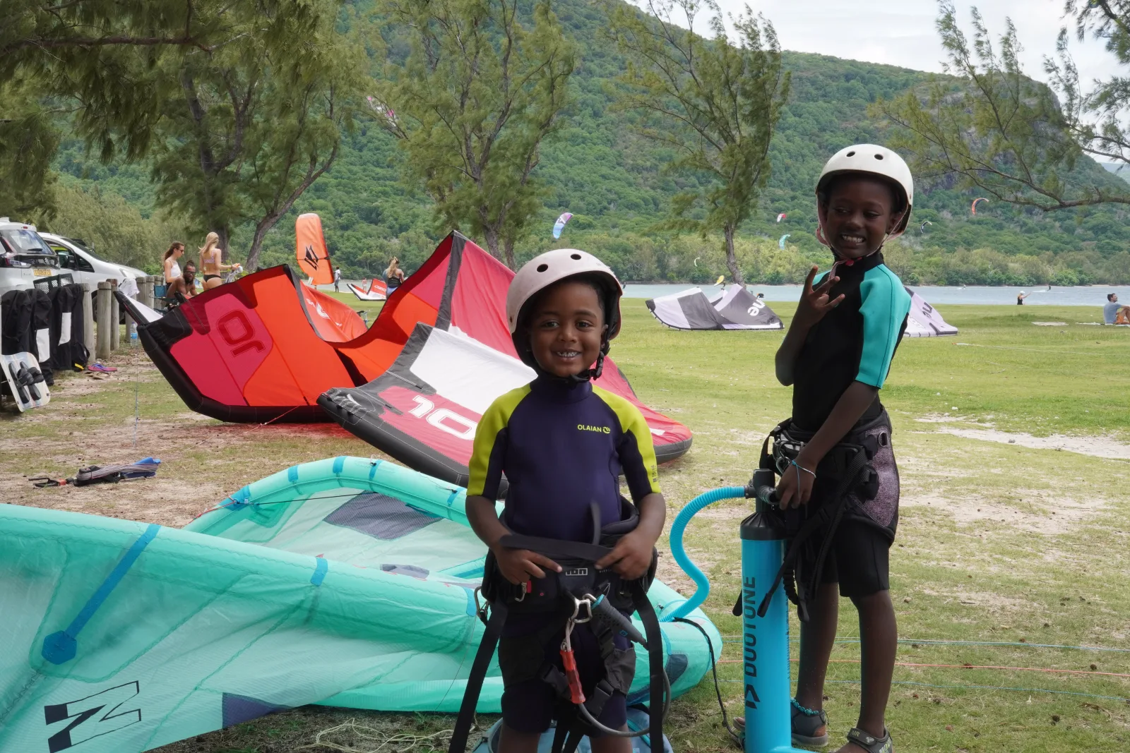 Angel et Dengel avec leur équipement de kite