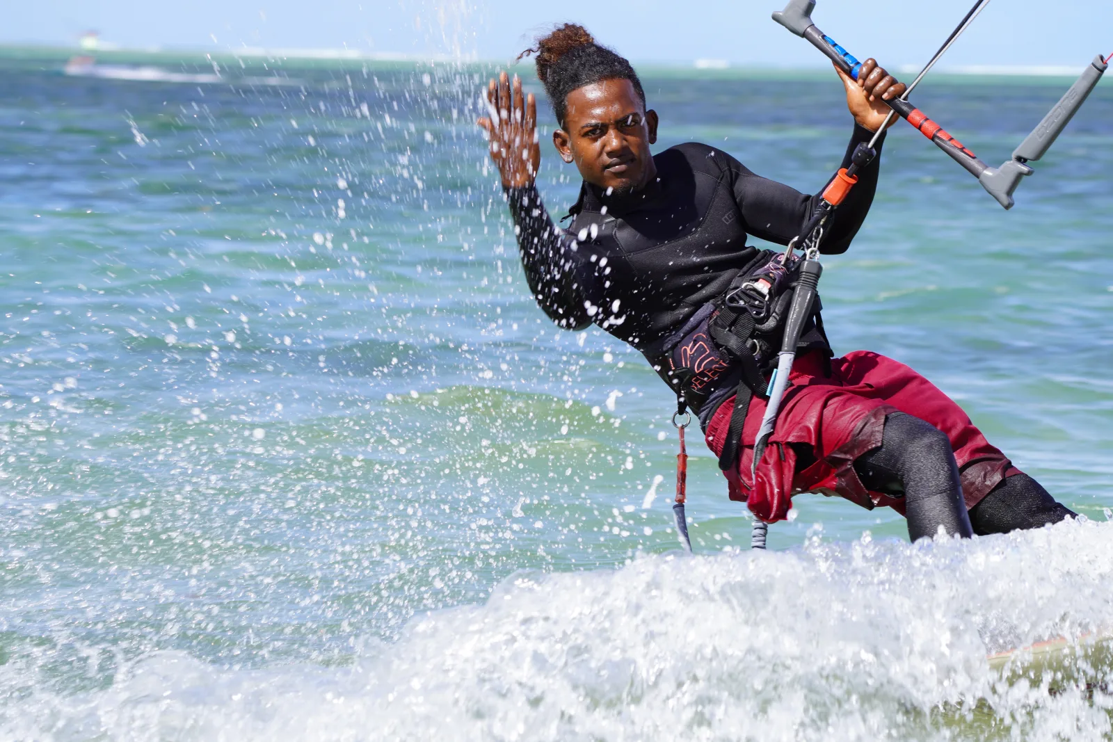 Ritik, moniteur de Born To Kite, en kitesurf au Morne