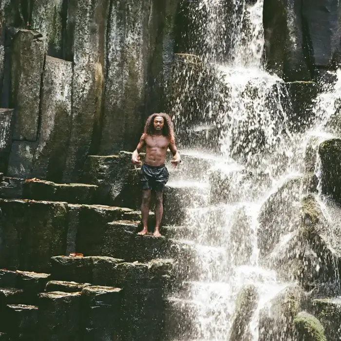 Baignade sous une cascade dans le sud de l'île Maurice