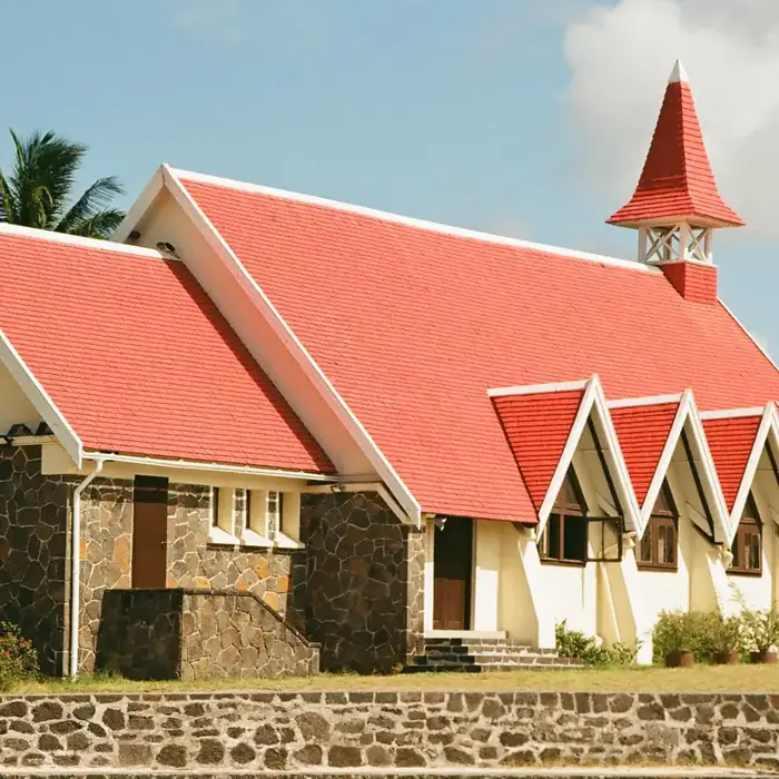 L'église au toit rouge de Cap Malheureux, île Maurice