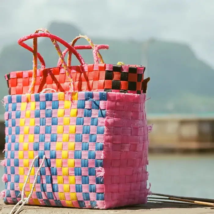 Paniers tressés colorés, artisanat mauricien