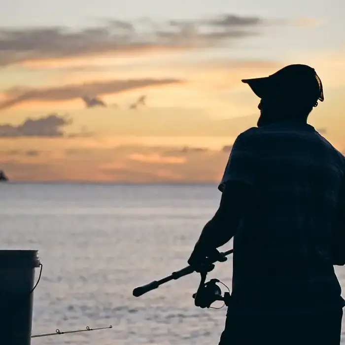 Pêcheur à la ligne au coucher du soleil, île Maurice