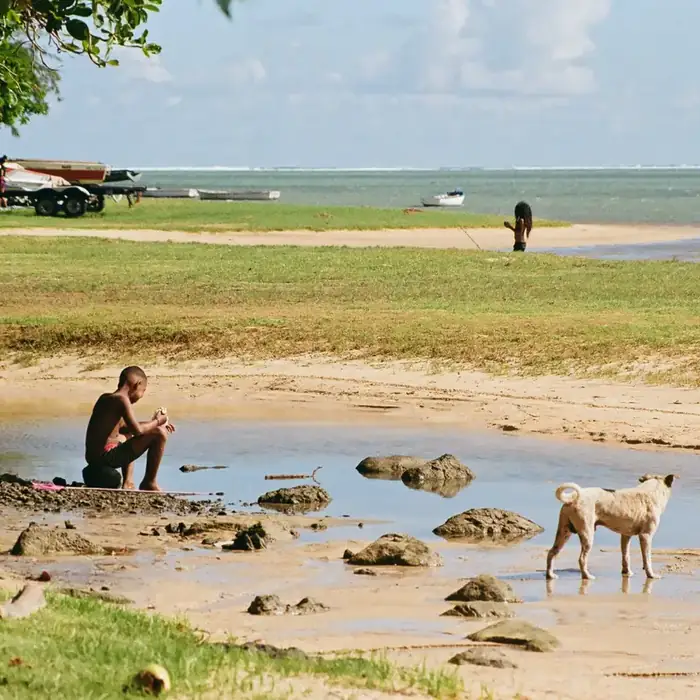 Pêcheur et chien sur une plage de l'île Maurice