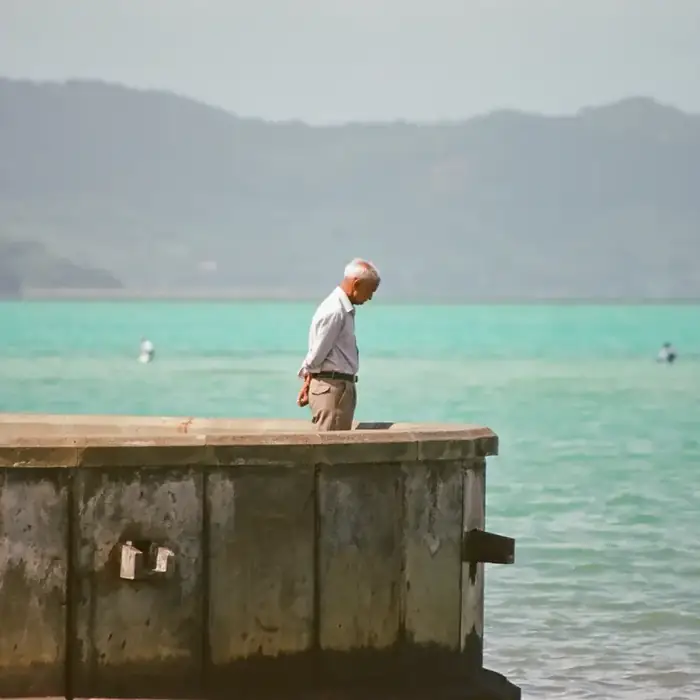 Pêcheur sur un ponton face au lagon, île Maurice