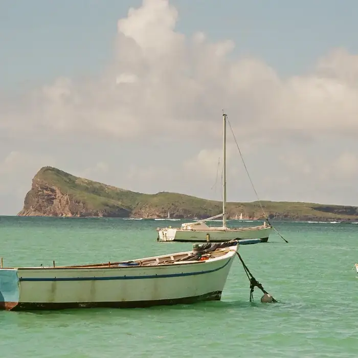 Pirogue au mouillage devant l'îlot Coin de Mire, île Maurice