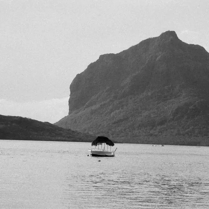 Pirogue devant la montagne du Morne, en noir et blanc