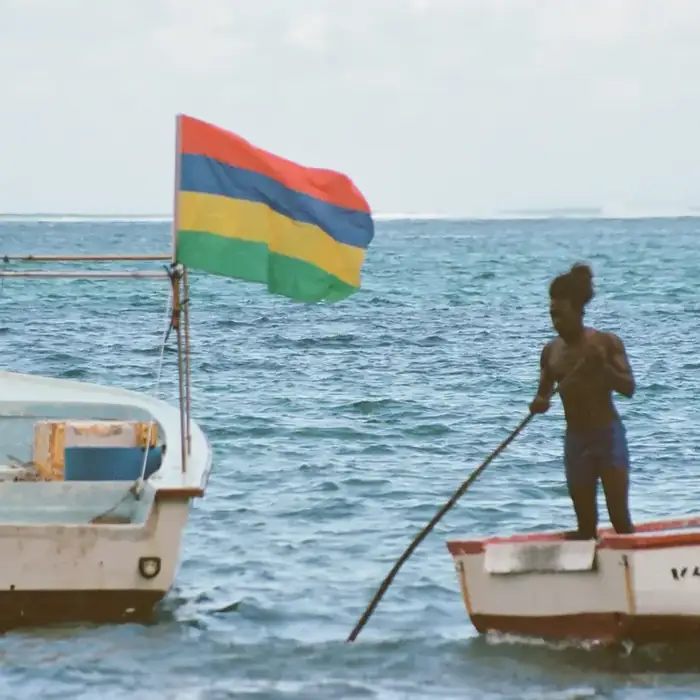 Pirogue et drapeau mauricien sur le lagon