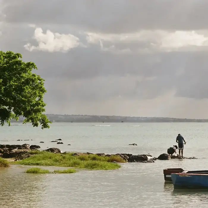 Pirogues au bord du lagon, île Maurice