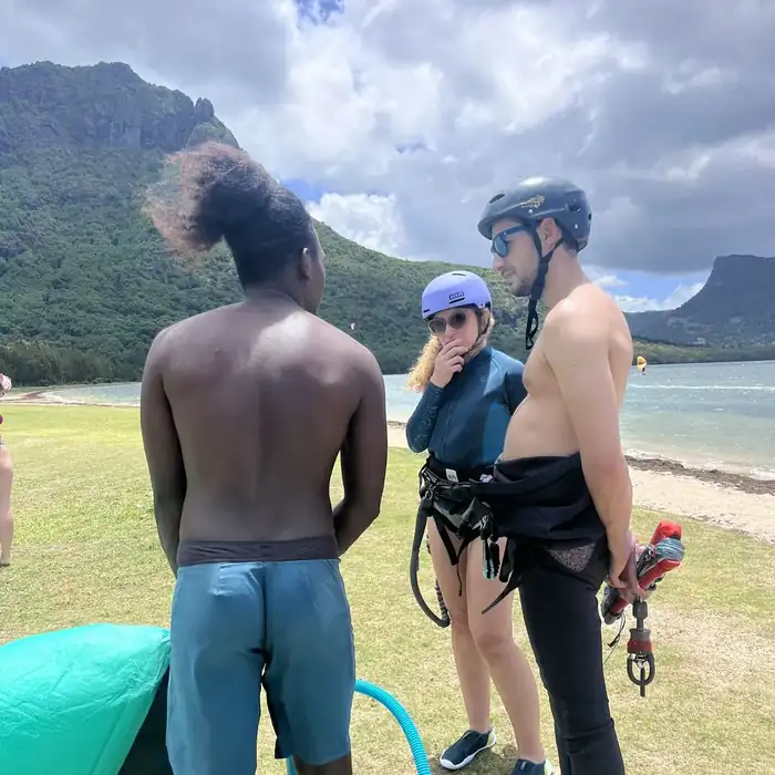 Briefing des élèves avant la session, plage du Morne
