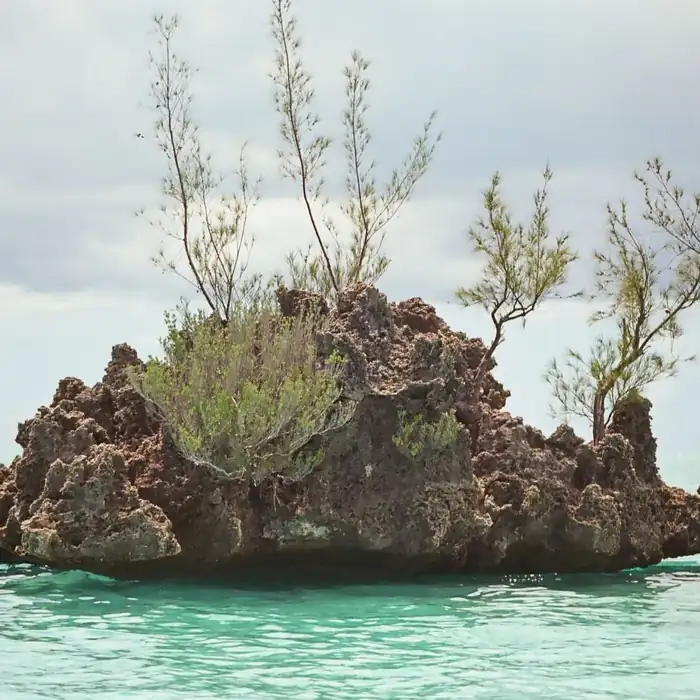 Crystal Rock, rocher au milieu du lagon turquoise