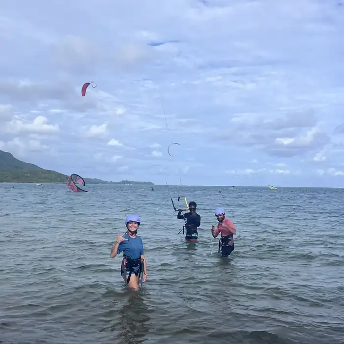 Élèves dans le lagon peu profond du Morne