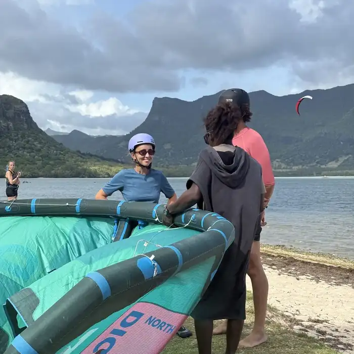 Gonflage de l'aile de kitesurf sur la plage du Morne, île Maurice