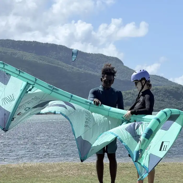 Préparation de l'aile de wingfoil sur la plage