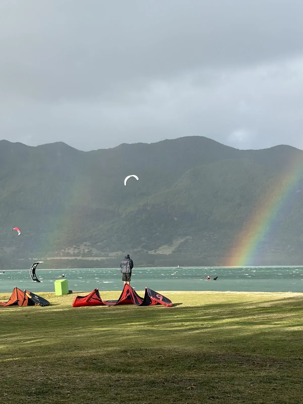 Ailes de kitesurf posées sur le spot du Morne sous un arc-en-ciel, île Maurice