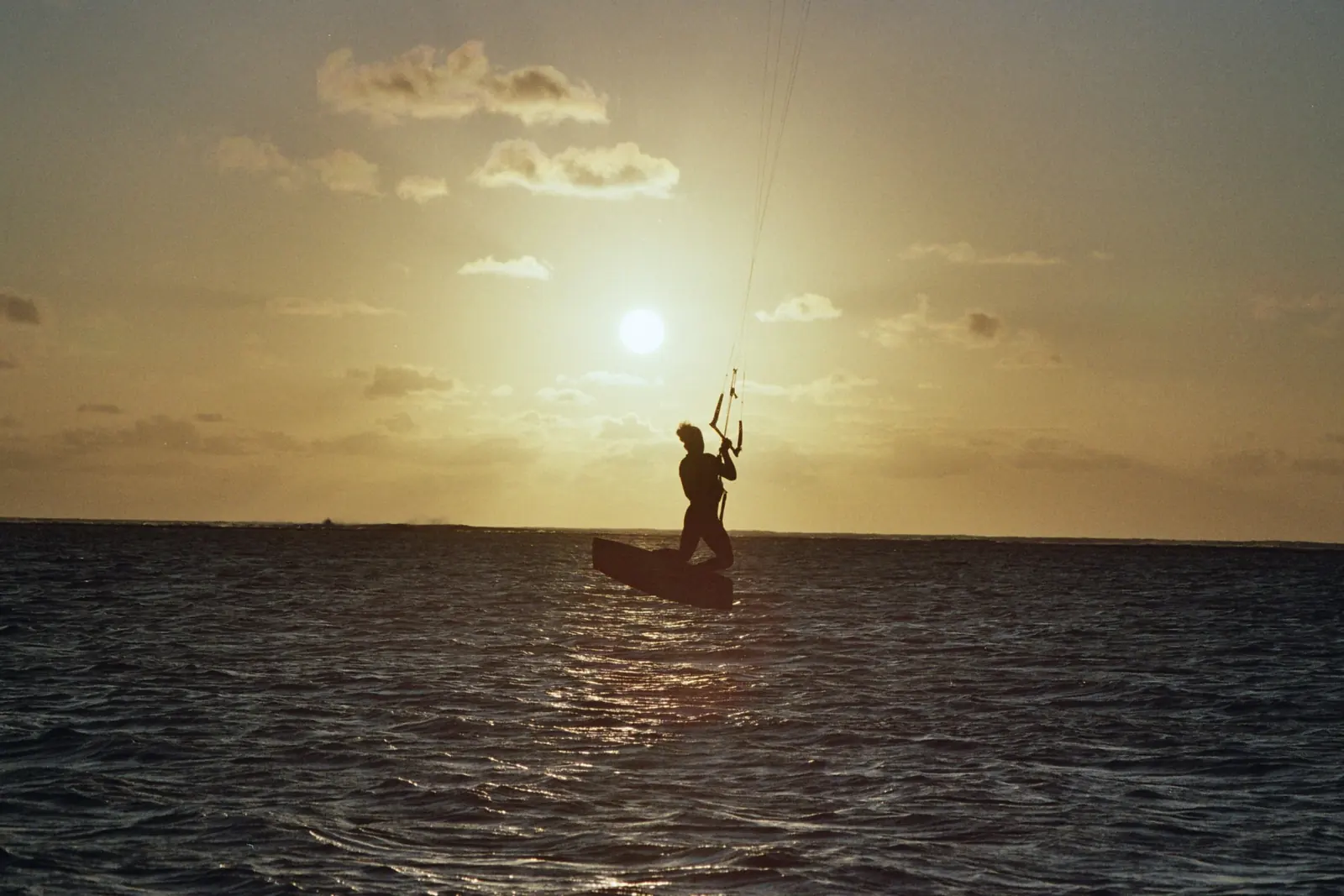 Kitesurfeur au coucher de soleil sur le lagon du Morne, île Maurice