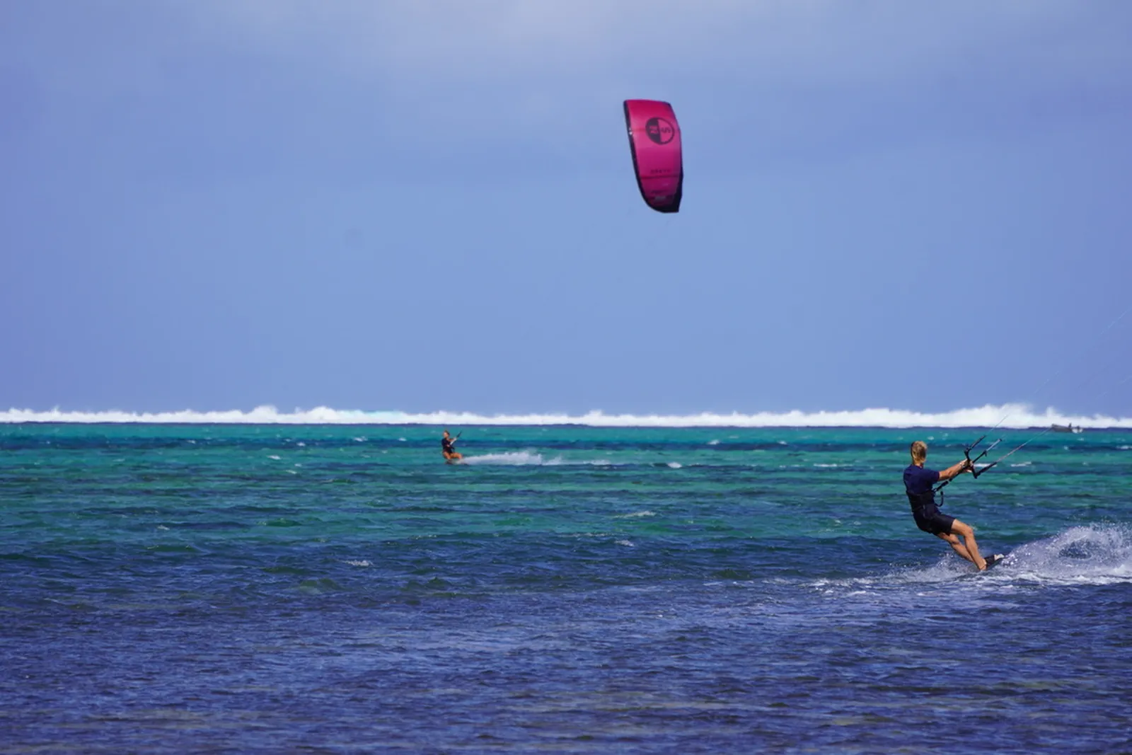 Kitesurfeur sur le lagon turquoise du Morne, île Maurice