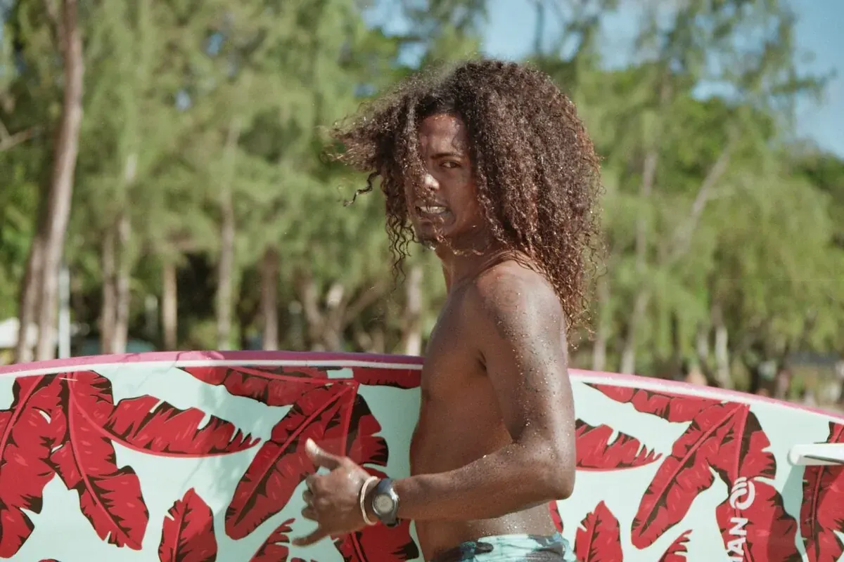 Moniteur de kitesurf de Born To Kite avec sa planche au Morne, île Maurice