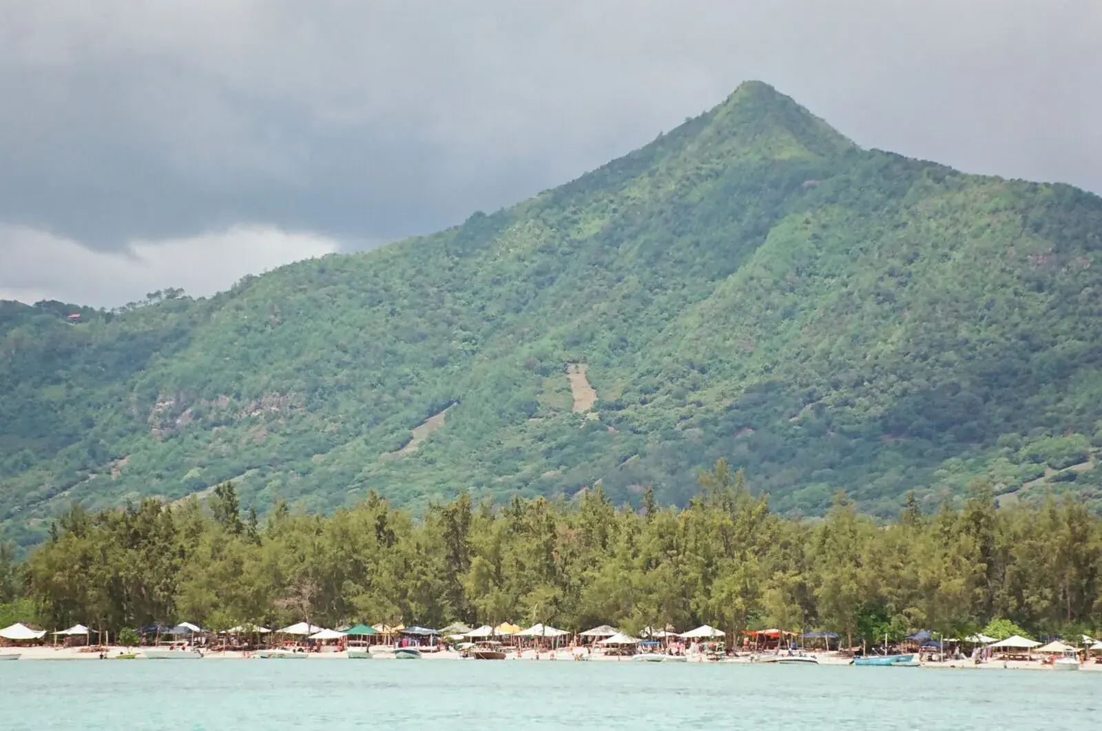 La montagne du Morne vue depuis le lagon, île Maurice
