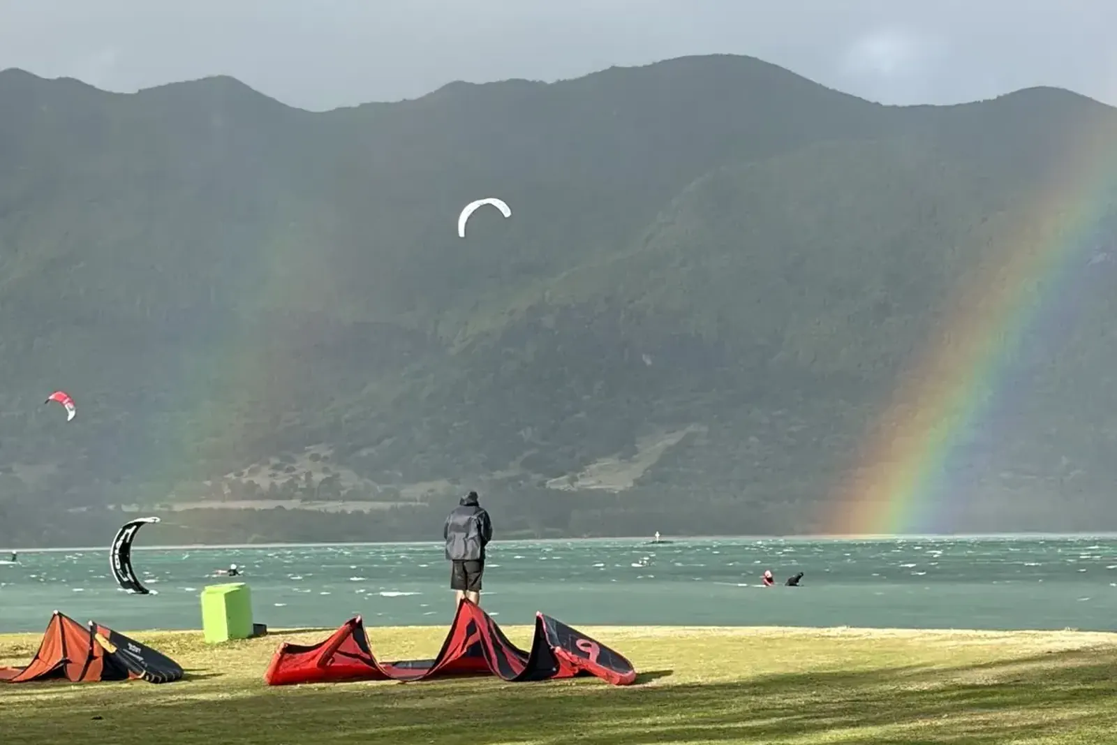 Ailes de kitesurf posées sur le spot du Morne sous un arc-en-ciel, île Maurice