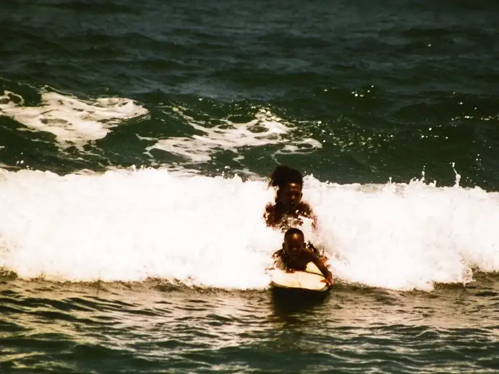 Surfeur sur une vague au sud de l'île Maurice