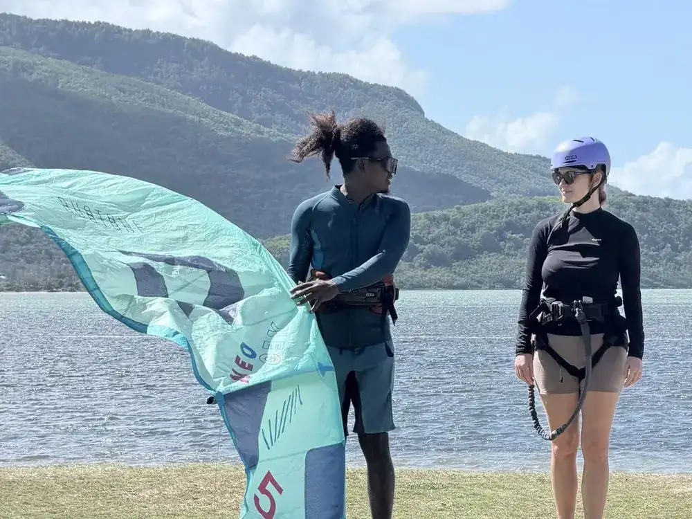 Élèves préparant une aile de wingfoil sur la plage du Morne, île Maurice
